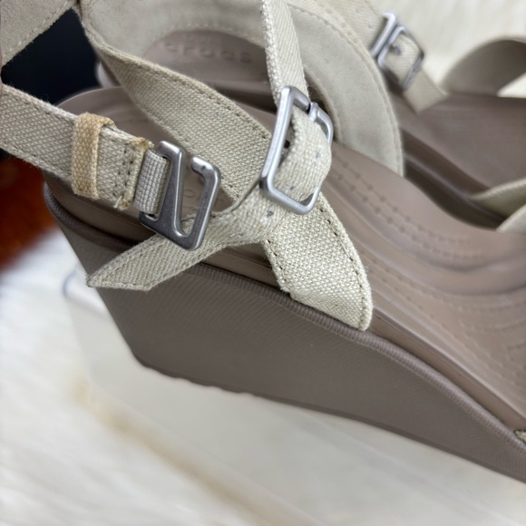 CROCS Cream Wedge Sandals with Minimalist Design - Picture 5 of 11